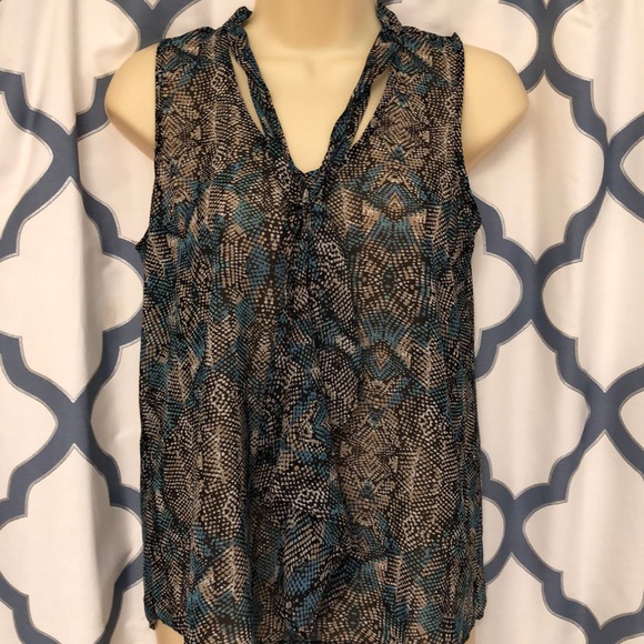 Forever 21 Tops - Beautiful short sleeve blouse